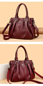 Elegante bolso de mano de cuero sintético burdeos plisado con asa y correa ajustable