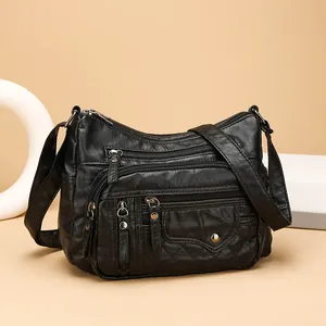 Zwarte zachte leren crossbodytas met meerdere ritsvakken voor casual damesmode.