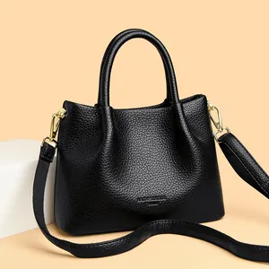 Bolso de mano elegante de cuero granulado negro con herrajes dorados y correa
