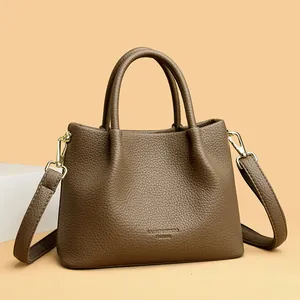 Elegante bolso de mano en cuero granulado marrón con asas y correa desmontable