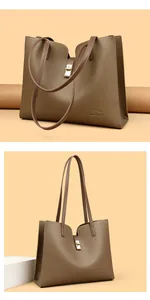 Vue rapprochée d'un élégant sac à main en cuir marron avec boucle dorée