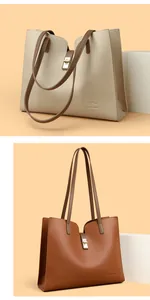 Détail des sacs cabas en cuir grainé beige et cognac avec boucles dorées.
