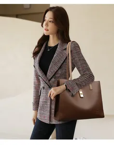 Élégant sac cabas en cuir marron pour femme porté par un mannequin en blazer en tweed