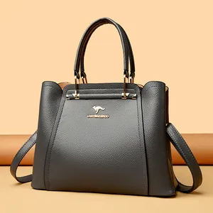 Bolso de mano elegante en cuero gris oscuro con logo de canguro dorado y asa.