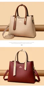 Dettaglio di eleganti borse in pelle PU bicolore nelle varianti beige e rosso vino