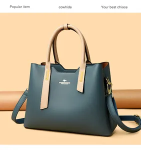 Vista dettagliata della borsa blu e beige in ecopelle PU con eleganti decori oro.
