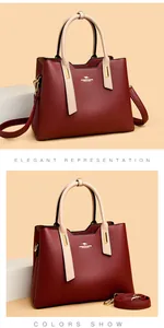 Vista dettagliata della borsa in PU rosso vino con manici beige e hardware dorato