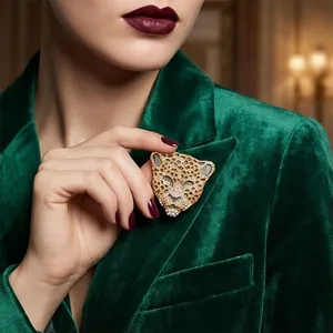 Luxuriöse Vintage-Leopardenkopf-Brosche mit Kristallen auf einem grünen Samtblazer