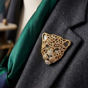 Exquisite goldene Vintage-Brosche Leopard mit Strasssteinen auf grauem Anzugrevers
