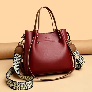 Elegante bolso de mano de cuero burdeos para mujer con correa ancha estampada
