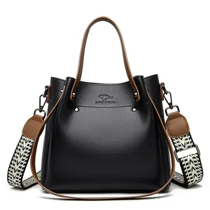 Elegante bolso de mano de cuero negro para mujer con una moderna correa ancha estampada