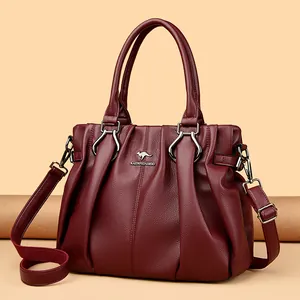 Elegante bolso de mano burdeos en cuero granulado con bandolera y logo de canguro