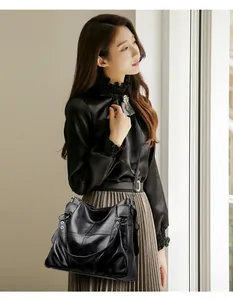 Mujer elegante con un bolso de mano grande de cuero PU negro con diseño de patchwork