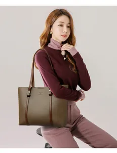 Elegante bolso de hombro verde oliva de gran capacidad llevado por una modelo