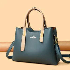 Elegante borsa a mano da donna in ecopelle bicolore ottanio e beige con dettagli oro