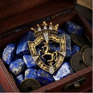 Spilla vintage a scudo con corona e motivo unicorno, elegante spilla dorata da giacca