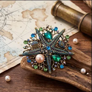 Broche de estrella de mar vintage con cristales verde esmeralda y perlas náuticas.