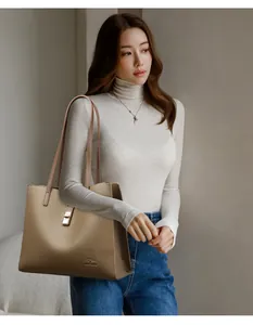 Sac cabas élégant en cuir grainé kaki avec logo kangourou porté par un mannequin