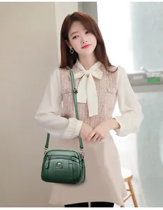 Mode donkergroene zachte lederen crossbody tas met meerdere lagen getoond op model