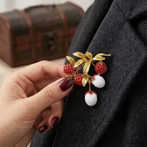 Eleganter Litschi-Frucht-Anstecker mit roten Strasssteinen und weißen Perlen für Anzüge