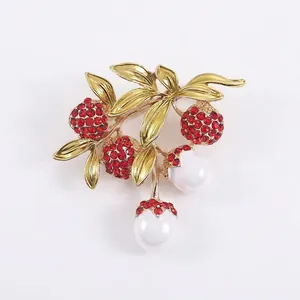 Eleganter Litschi-Frucht-Anstecker mit roten Strasssteinen und weißen Emaille-Perlen