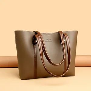 Elegante bolso de hombro caqui para mujer con detalle de logo de canguro