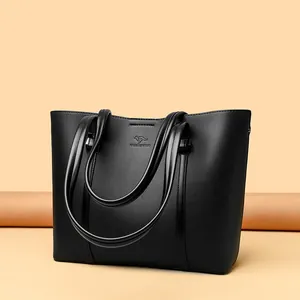 Bolso tote de cuero negro para mujer con un interior espacioso y correas dobles.
