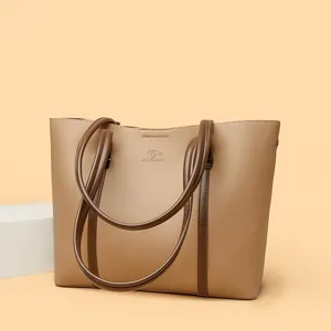 Bolso tote marrón de gran capacidad con correas dobles para el hombro y logo