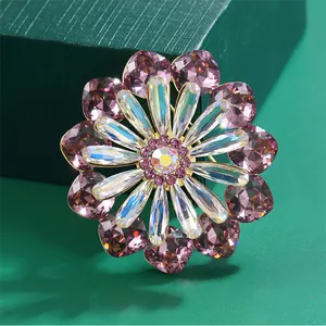 Detailopname van elegante bloemenbroche met paarse K9 glaskristallen en 14K goud.
