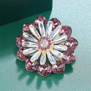 Luxe hoogwaardige bloemenbroche met paarse K9-glaskristallen en 14K goud verguld