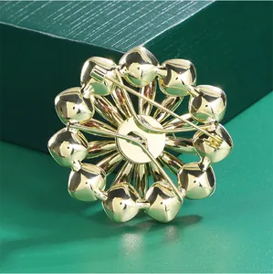 Detailopname van de achterkant van een 14K vergulde messing broche met stevige speld.