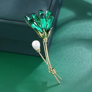 Elegant Brass Flower Brooch Green K9 Glass Rhinestone Pin With White Artificial Pearl Women 14K Gold Plated Jewelry