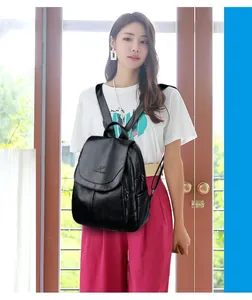 Sac à dos élégant en cuir souple noir porté par un mannequin dans un intérieur lumineux