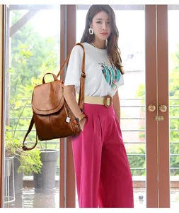 Vue lifestyle montrant un élégant sac à dos en cuir souple marron pour femme à grande capacité