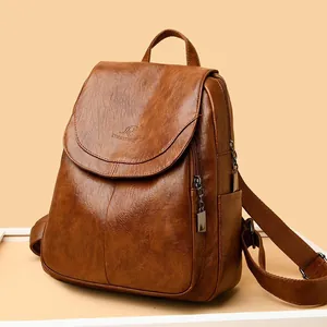 Sac à dos élégant en cuir souple marron pour femme avec grande capacité et détail de logo.
