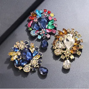 Vue détaillée de broches de style vintage avec pendentifs en cristal en forme de goutte.