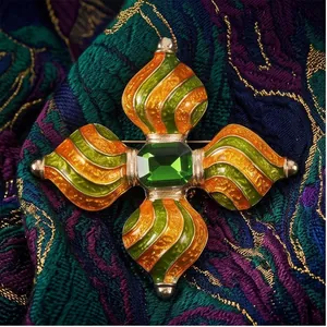 Broche Croix en Alliage Peint Vintage avec Incrustation de Verre Vert Émail Épingle Bijoux de Luxe Rétro pour Femmes Hommes Manteau Chapeau Sac Accessoire de Décoration