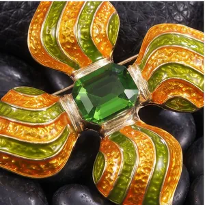 Broche vintage en alliage peint avec incrustation de verre vert pour manteaux et sacs