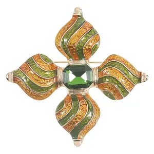 Broche vintage en alliage peint avec une grande pierre en verre vert émeraude
