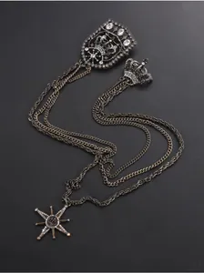 Broche vintage de cadena multicapa con dijes de corona y estrella y cristales para trajes.