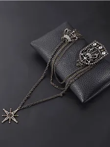Detalle de broche de cadena larga hip-hop vintage para hombre con corona y estrella