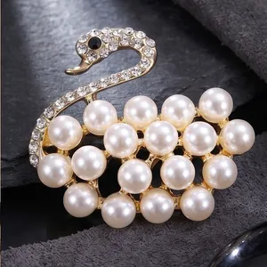 Elegante Spilla a Forma di Cigno in Lega Con Perla Artificiale e Strass per Cappotto da Donna Vestiti Accessorio Decorativo Tono Oro Gioielli