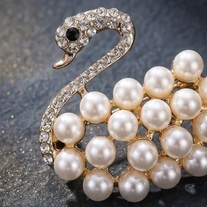 Elegante spilla a cigno dorata con perle bianche e strass per cappotti da donna