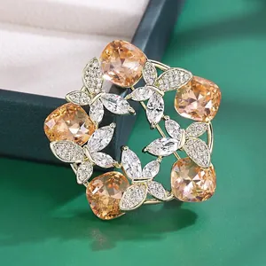 Eleganter Schmetterlingskranz-Brosche mit champagnerfarbenen Zirkonen und 14 Karat Gold