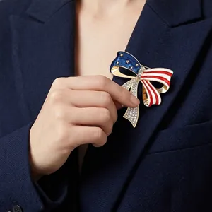 Broche patriótico con lazo de la bandera de EE. UU. y pedrería en una chaqueta azul marino
