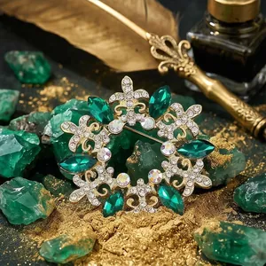 Lussuosa spilla stile vintage con pietre verde smeraldo e strass scintillanti da donna