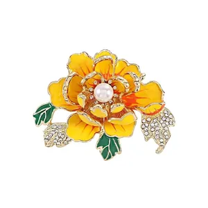 Elegante spilla a forma di peonia in smalto giallo con strass e una perla centrale