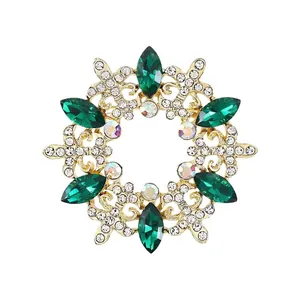 Spilla di lusso stile vintage con pietre verde smeraldo e cristalli scintillanti