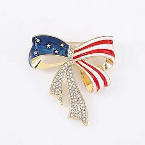 Broche de lazo con bandera de EE. UU. y diamantes de imitación para la independencia.