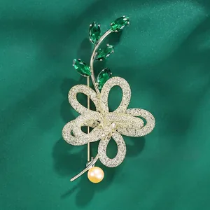 Luxe 14K Vergulde Koperen Bloem Brosche Met Groene K9 Kristal En Zoetwaterparel Hoogwaardige Dames Corsage Sieraden